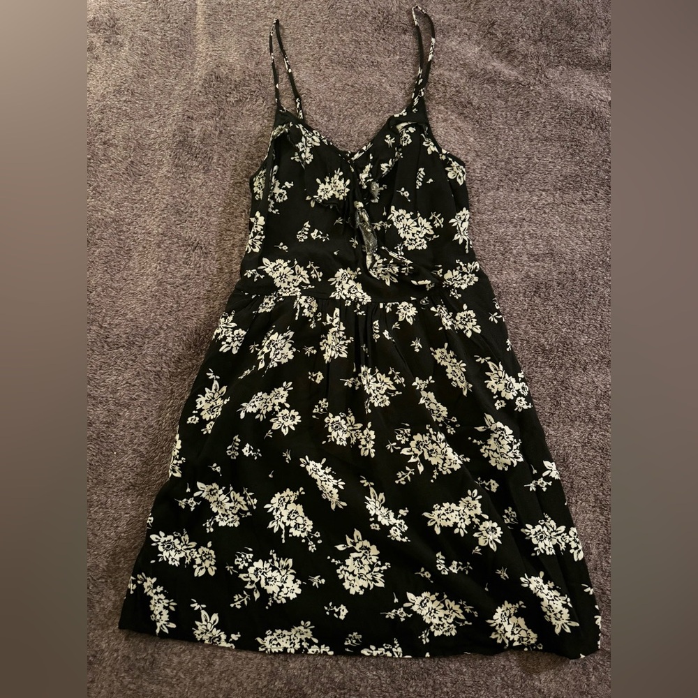 🤯 Floral Dress w/Pockets! 🖤🤍